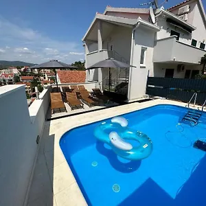Milena-with A Pool Apartment